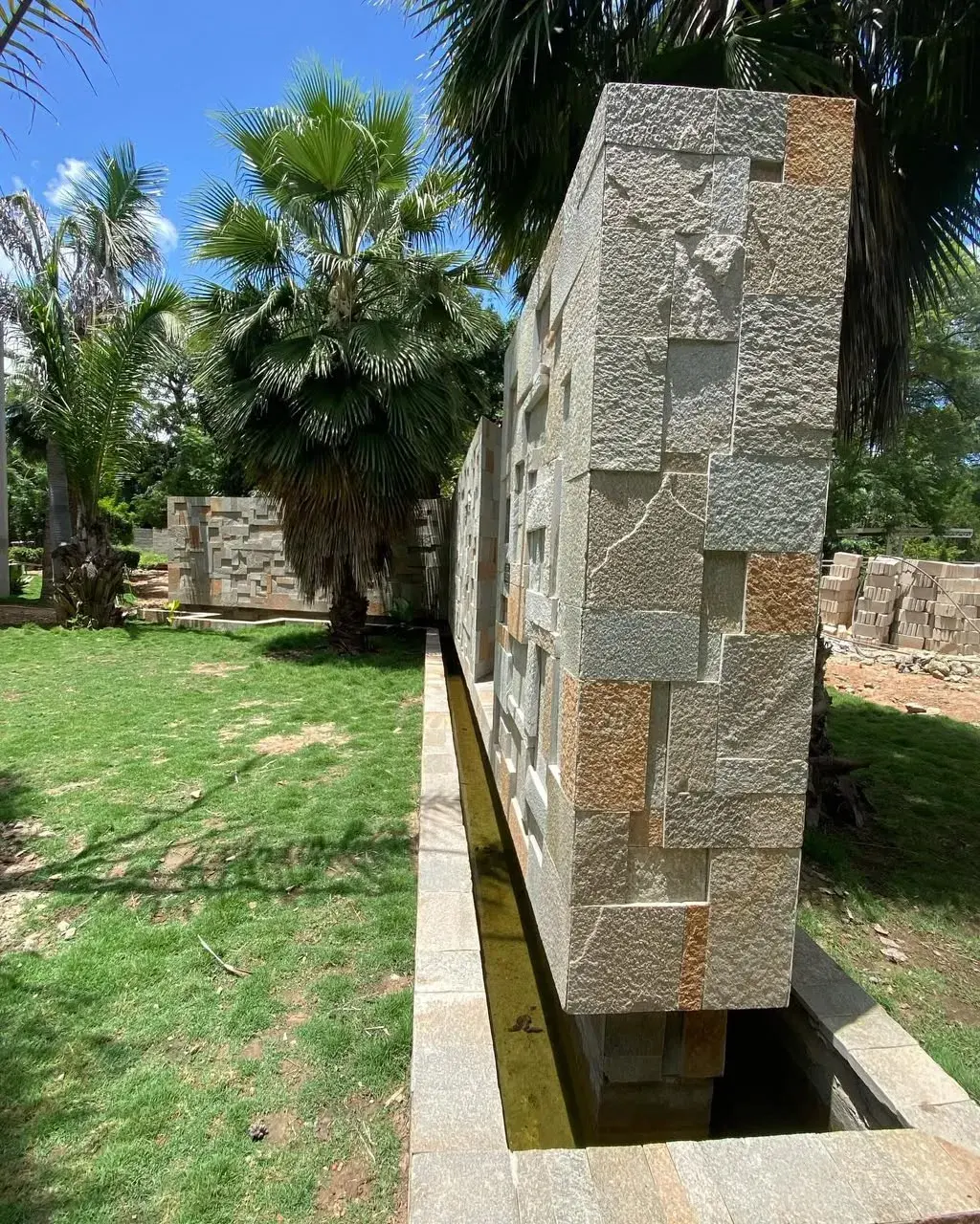 Garden wall clad in Babati stone